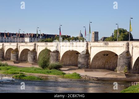 Tours Bridge attraverso il fiume Loira, noto anche come Pont Wilson o Woodrow Wilson Bridge, Tours, Valle della Loira, Francia Europa Foto Stock