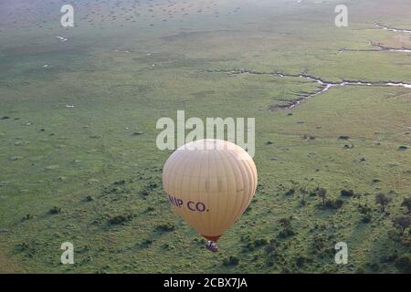 Stupende vedute aeree durante un giro in mongolfiera di Serengeti durante un safari avventura in Africa Foto Stock