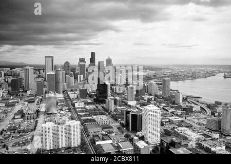 Archivio bianco e nero 1992 paesaggio urbano degli edifici del centro e del litorale dell'oceano pacifico a Seattle, Washington, Stati Uniti d'America. Foto Stock