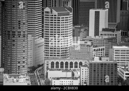 Vista in bianco e nero di 1992 edifici e torri del centro di Seattle, Washington, USA. Foto Stock