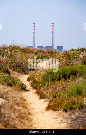 Centrale elettrica di Sines all'inizio del Sentiero Vicentina Foto Stock