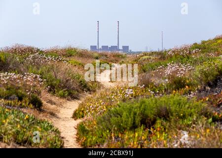 Centrale elettrica di Sines all'inizio del Sentiero Vicentina Foto Stock