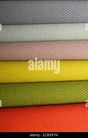 campioni di tessuti di diversi colori in tutta la cornice Foto Stock