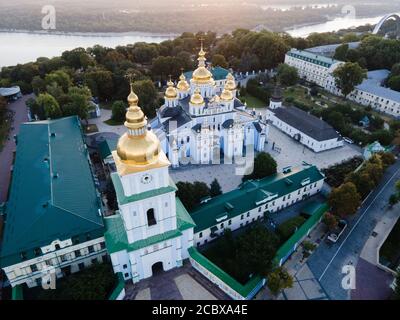 Kyiv, Ucraina veduta aerea : Monastero della cupola d'oro di San Michele Foto Stock