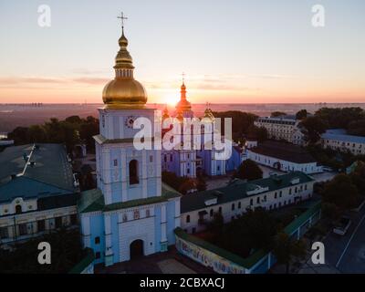 Kyiv, Ucraina veduta aerea : Monastero della cupola d'oro di San Michele Foto Stock