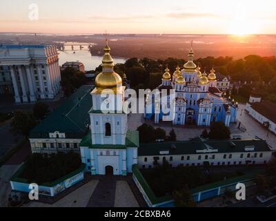 Kyiv, Ucraina veduta aerea : Monastero della cupola d'oro di San Michele Foto Stock