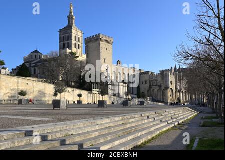 La Cattedrale di Avignone e il Palazzo dei Papi, Avignone FR Foto Stock