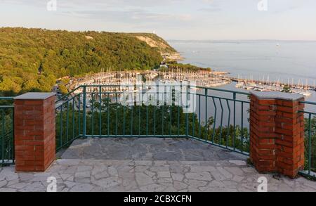 Baia di Sistiana, sulla costa nei pressi di Trieste, vista dal belvedere accanto all'infopoint turistico in estate alle prime sere Foto Stock