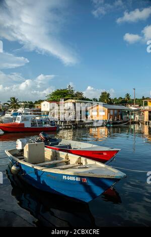 Barche da pesca e case colorate, Puerto Real borgo di pescatori, Cabo Rojo, Puerto Rico Foto Stock