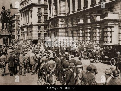 Le folle si riuniscono a Londra, il 4 agosto 1914 in attesa di notizie in seguito all'invasione tedesca del Belgio. Seguì l'assassinio dell'arciduca Franz Ferdinando d'Austria, erede presunto al trono austro-ungarico, a Sarajevo il 28 giugno 1914, da parte di Gavrilo Principp, un serbo bosniaco, che alla fine condusse alla prima guerra mondiale Foto Stock