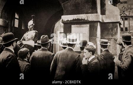 Le folle si riuniscono a Londra il 5 agosto 1914, dopo la dichiarazione di guerra causata dall'invasione tedesca del Belgio. Seguì l'assassinio dell'arciduca Franz Ferdinando d'Austria, erede presunto al trono austro-ungarico, a Sarajevo il 28 giugno 1914, da parte di Gavrilo Principp, un serbo bosniaco. Foto Stock