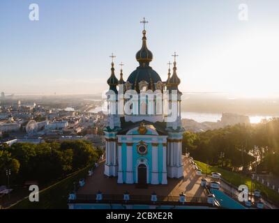 Veduta aerea della chiesa di Kiev Sant'Andrea. Ucraina Foto Stock