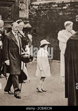 Re Giorgio V (1865-1936) con la regina Consort Mary e la grandaughter Elizabeth (futura Elisabetta II nata il 21 aprile 1926) a piedi a Westminster Abbey nel 1934. Foto Stock