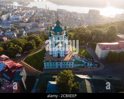 Veduta aerea della chiesa di Kiev Sant'Andrea. Ucraina Foto Stock