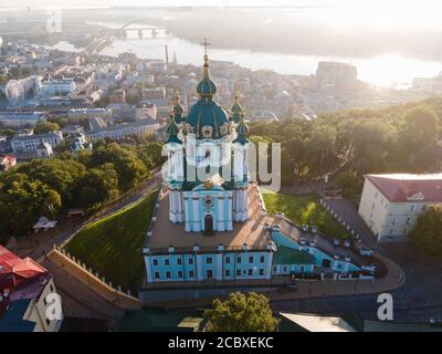 Veduta aerea della chiesa di Kiev Sant'Andrea. Ucraina Foto Stock