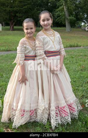 2 giovani ragazze di un gruppo di ballerini folcloristici Paraguayani si pongono per una foto. A Flushing, Queens, New York. Foto Stock