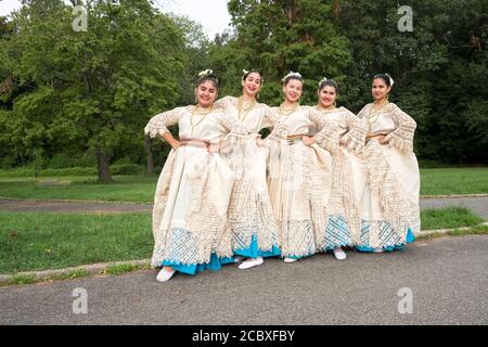 Ritratto di un gruppo di ballerini folcloristici paraguaiani americani in costumi nativi. A Flushing, Queens, New York City. Foto Stock