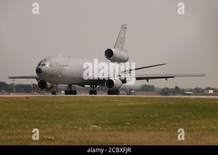 McDonnell Douglas KC-10 Extender scendendo lungo la pista pronta per il decollo a RAF Mildenhall, Suffolk, Regno Unito. Preso il 12 agosto 2020. Foto Stock