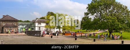 Carmarthen, Galles - Agosto 2020: Persone nei terreni del Giardino Botanico Nazionale del Galles Foto Stock