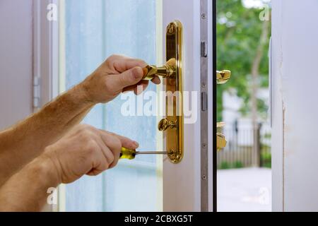 Maniglia installata su sistemi di serratura per porte in legno protezione di sicurezza per appartamento. Foto Stock