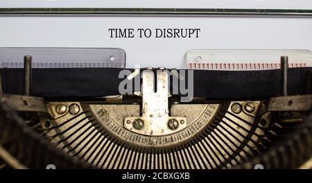 Testo 'Time to disrupt' digitato su macchina da scrivere retro. Concetto aziendale. Splendido sfondo. Foto Stock