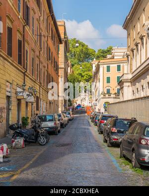 Il pittoresco rione Trastevere in una mattinata estiva a Roma, in Italia. Foto Stock