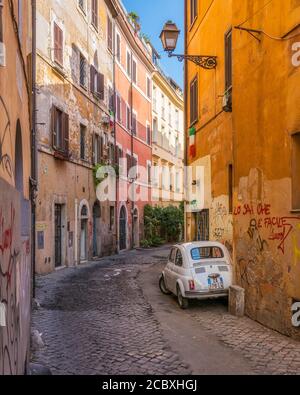 Il pittoresco rione Trastevere in una mattinata estiva a Roma, in Italia. Foto Stock