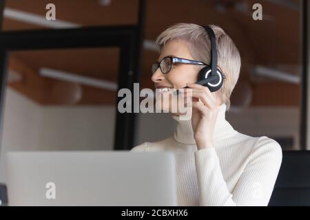 Felice giovane donna d'affari che consulta con la collega in ufficio. Foto Stock
