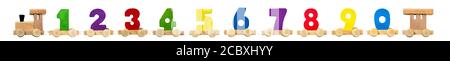 Treno giocattolo in legno con numeri di pista per bambini, giocattoli per lo sviluppo della creatività. Concetto di scuola per bambini. Giochi educativi Foto Stock