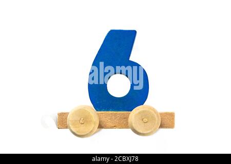 Treno giocattolo in legno con numero di pista sei. Impara, fai. Numero di legno sei. Concetto di scuola per bambini. Giochi educativi Foto Stock