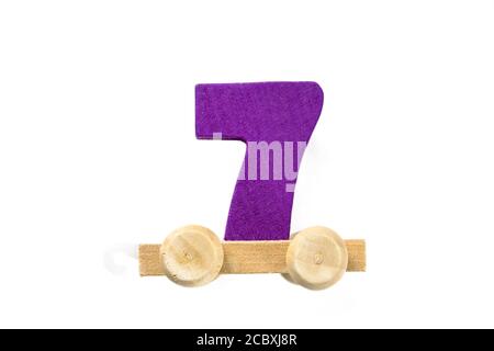 Treno giocattolo in legno con numero di pista sette. Impara, fai. Numero di legno sette. Concetto di scuola per bambini. Giochi educativi Foto Stock