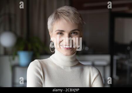 Head shot profilo ritratto bionda uomo d'affari in ufficio moderno. Foto Stock