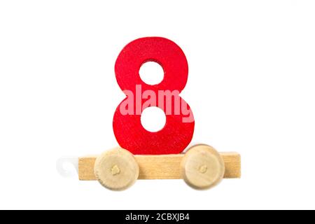 Treno giocattolo in legno con numero di pista otto. Impara, fai. Numero di legno otto. Concetto di scuola per bambini. Giochi educativi Foto Stock
