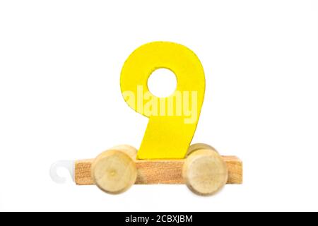 Treno giocattolo in legno con i numeri dei binari nove. Impara, fai. Numero di legno nove. Concetto di scuola per bambini. Giochi educativi Foto Stock