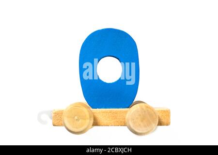 Treno giocattolo in legno con numero di pista zero. Impara, fai. Numero di legno zero. Concetto di scuola per bambini. Giochi educativi Foto Stock