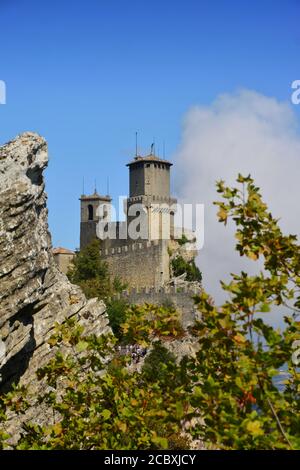 San Marino. Vista della prima Torre, detta anche Guaita o Rocca, dalla seconda Torre, detta anche Fratta o Cesta. Foto Stock