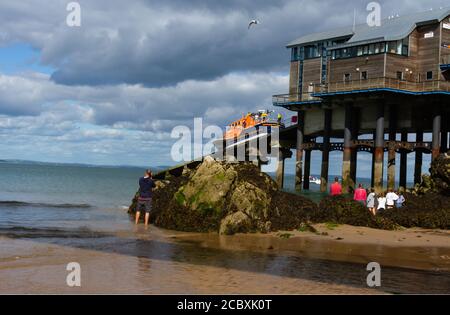 Persone che guardano una scialuppa di salvataggio a Tenby, Pembrokeshire, Galles del Sud Foto Stock