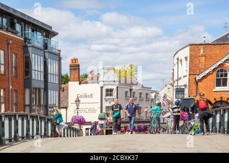 Ciclisti e escursionisti che attraversano il Windsor Bridge o Windsor Ponte sulla città sul Tamigi tra Eton e Windsor Inghilterra Regno Unito Foto Stock