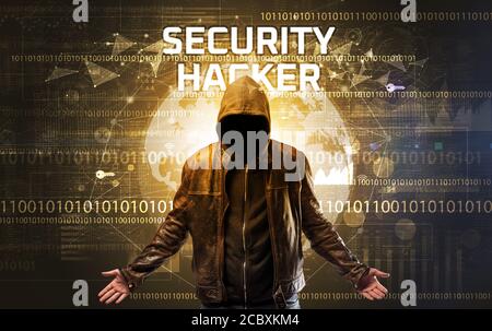 Hacker senza volto al lavoro con ISCRIZIONE DI HACKER DI SICUREZZA, concetto di sicurezza informatica Foto Stock