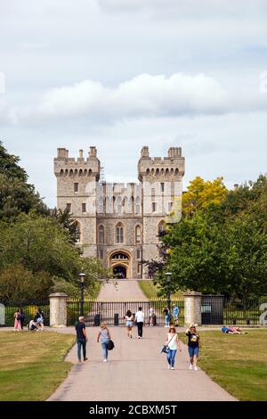 Turisti visitatori e ribaltatori di giorno si possono ammirare Castello di Windsor dalla fine della lunga passeggiata Windsor grande parco