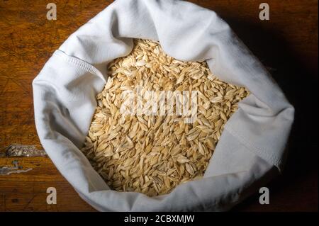 Le bucce sono la prima pelle del grano di riso, la protezione del grano stesso e costituiscono circa il 20% del peso totale Foto Stock