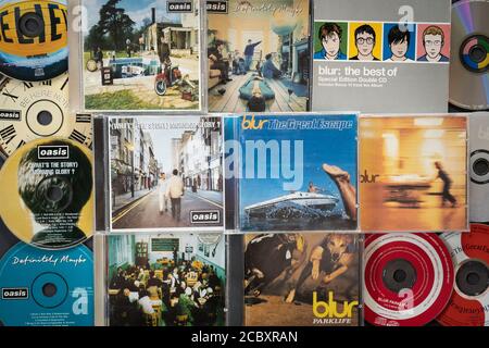 Oasis e Blur CD. Una battaglia a carte tra Blur e Oasis soprannominata "la battaglia di Britpop" ha portato Britpop in prima linea nella stampa britannica nel 1995 Foto Stock