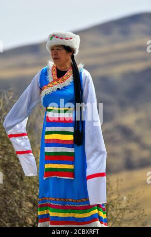 Yugur donna-abbigliamento etnico-terai cappello-danza tradizionale e canto. MatiSi Complex-Zhangye-Gansu-China-1013 Foto Stock