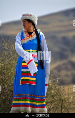 Yugur donna-abbigliamento etnico-terai cappello-danza tradizionale e canto. MatiSi Complex-Zhangye-Gansu-China-1014 Foto Stock