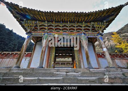 Portico in legno-portale policromo-tempio buddista di Shengguo. Mati si-Sunan Yugur Autonomous County-Zhangye-Gansu-China-1018 Foto Stock