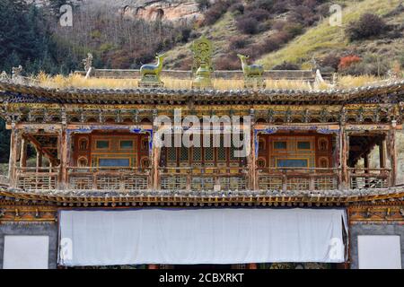 Legno-policromo loggia-ashtamangala simboli buddisti-Tempio di Shengguo. Matisi-Horse Hoof Temple-Sunan Yugur County-Zhangye-Gansu-China-1019 Foto Stock