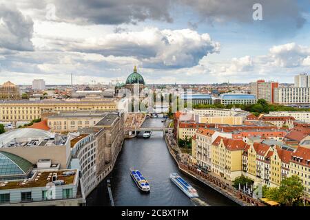 Vista panoramica di Berlino, Germania, che mostra il punto di riferimento storico della Cattedrale di Berlino (in tedesco: Berliner Dom) e gite in barca sul fiume Sprea. Foto Stock