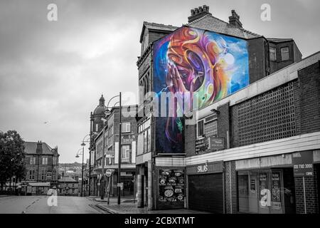 Hidden Voices Bradford, la colorata Street art di John Street mostra una donna che piange, Bradford, West Yorkshire, UK Foto Stock