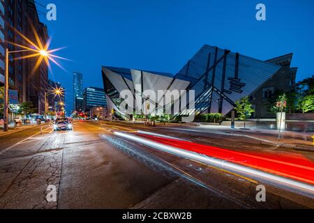 Vista notturna del punto di riferimento architettonico Royal Ontario Museum, noto anche come la ROM a Toronto, Ontario, Canada. Foto Stock