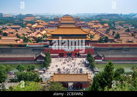 Beijing, China, people at the gates of the ancient Forbidden City palace complex during summer. Translation of Chinese characters: the palace museum. Foto Stock